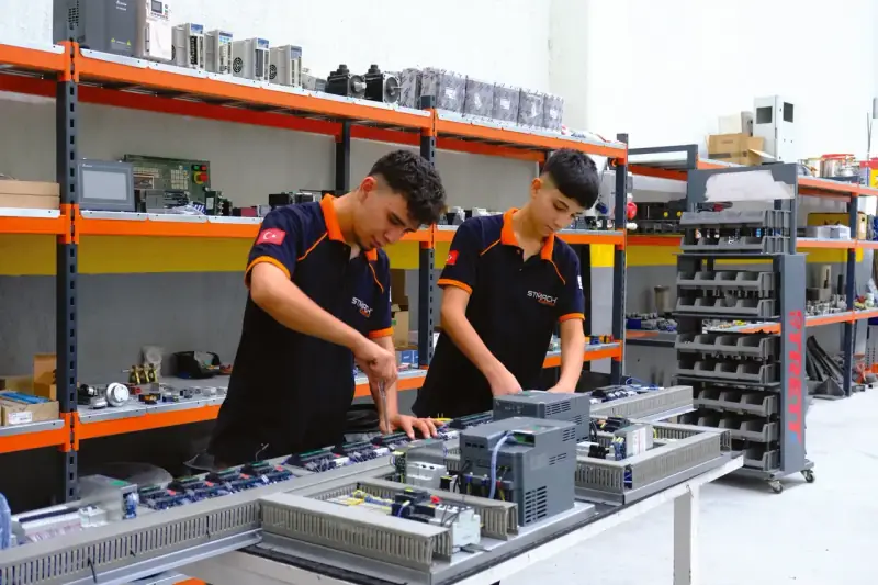 Otomasyon atölyesinde elektrik ve kontrol bileşenlerinin montajı