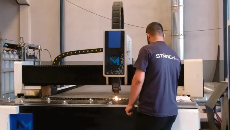 Atölyede CNC plazma kesim tezgâhında sac kesimi