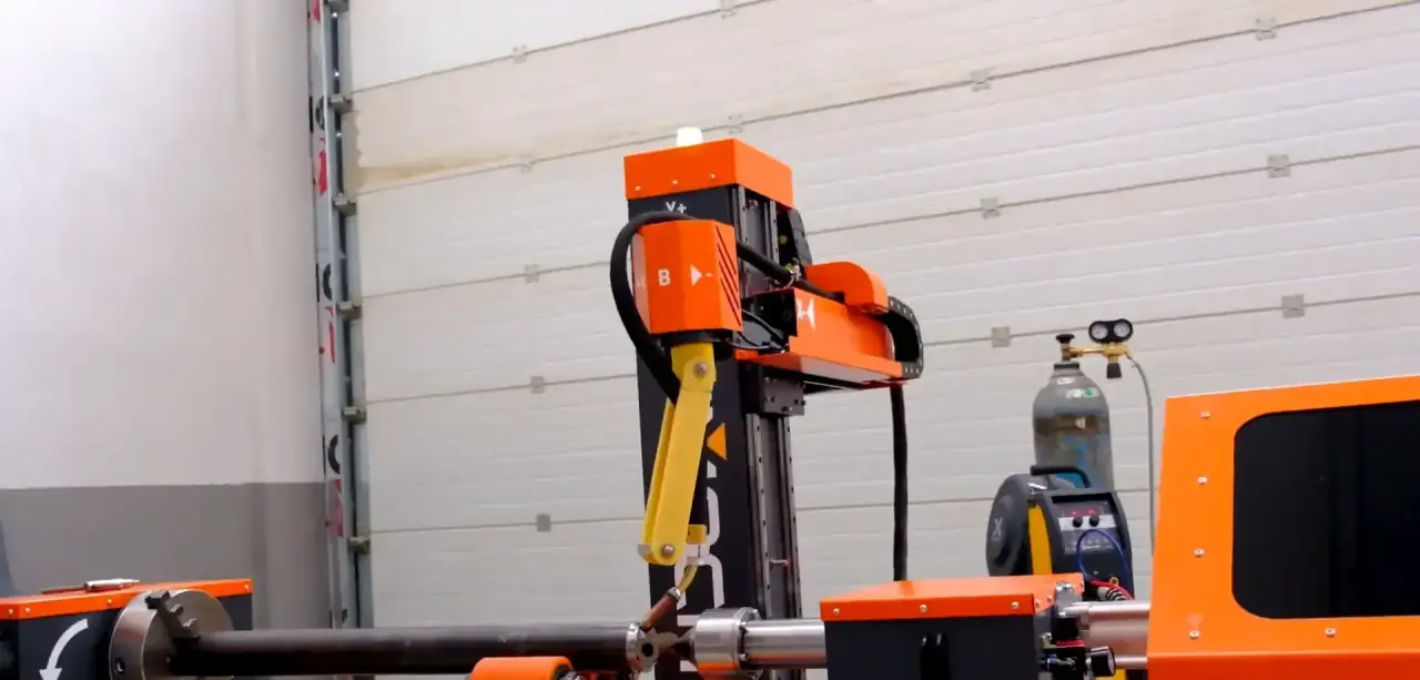 5 eksen kaynak robotu ve hidrolik silindir otomatik kaynak makinesi atölyede